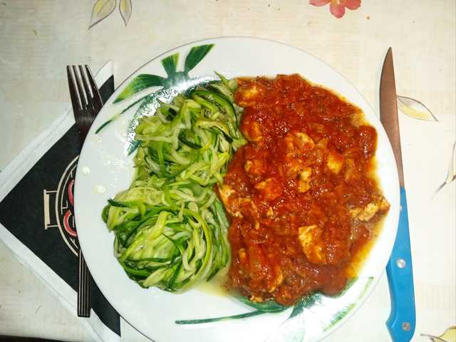 Zöldséges csirke ragu cukkini spagettival