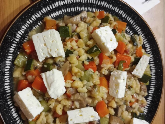 Zöldséges-fetás tarhonya