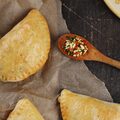 Empanada csirkével, fűszeres alma chutneyval és zöldségekkel