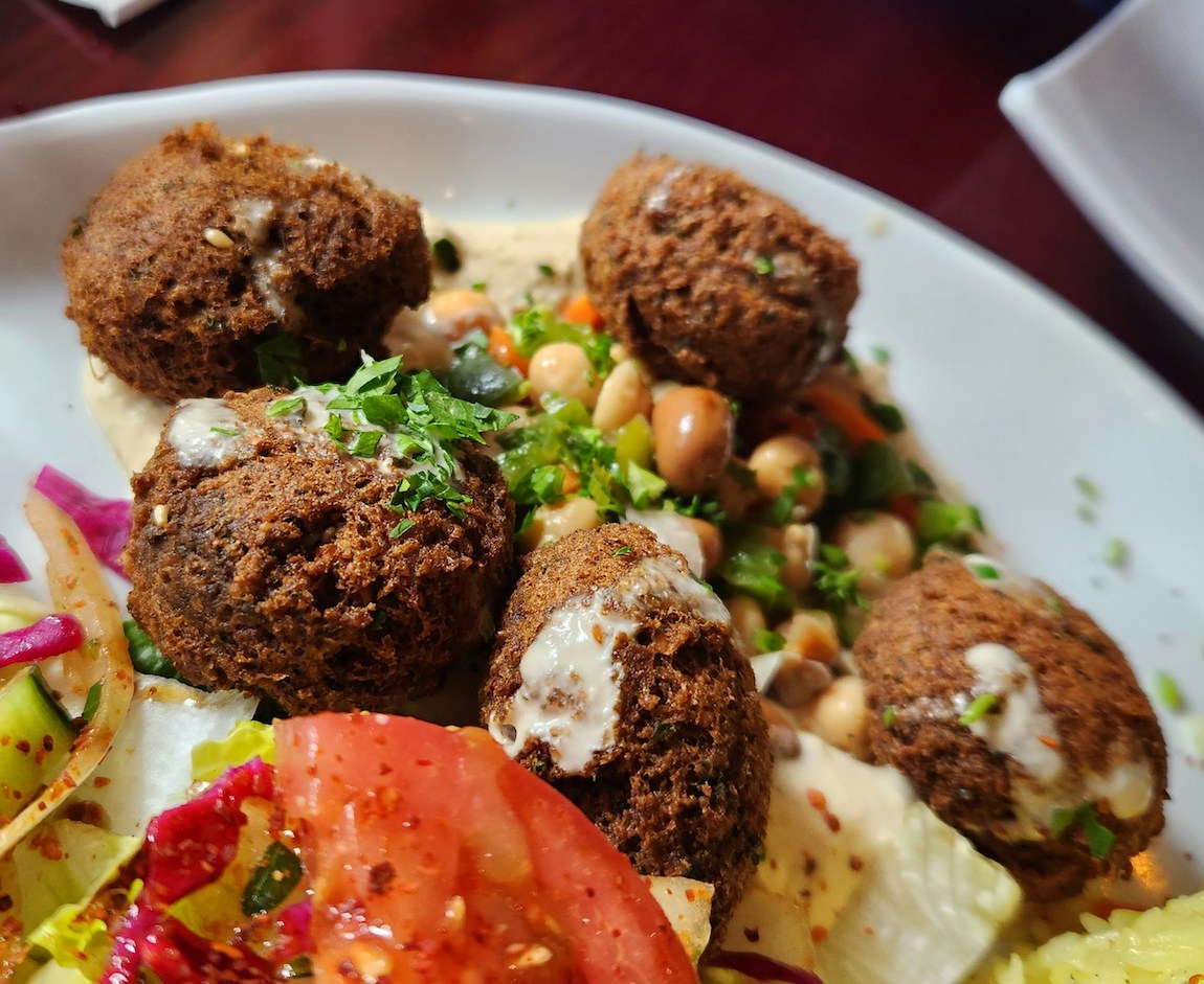 Keleti ízek otthon: falafel zöldséges bulgurral