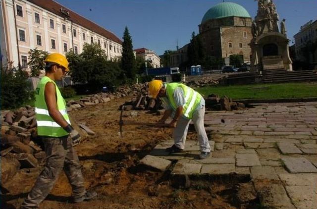 00_szechenyi_ter_burkolata_a_temeto_koveibol_keszult.jpg