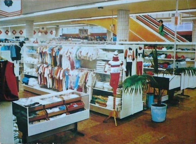 05_1976_konzum_aruhaz_elso_emeleti_ruhazati_osztaly.jpg