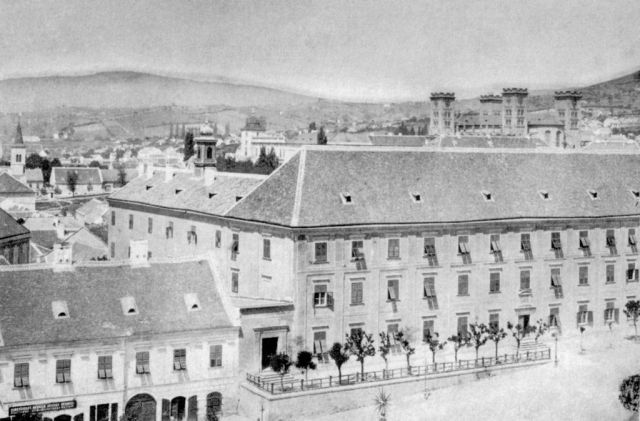 1890 Ciszterci gimnázium (alatta Csébi ház).jpg