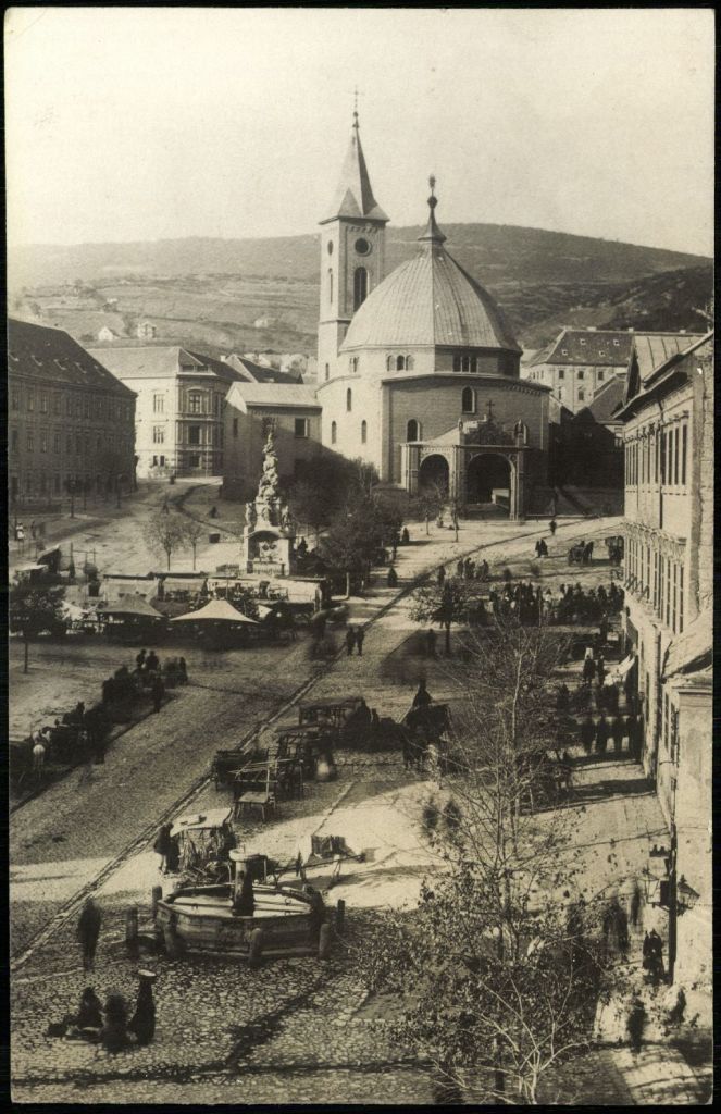 1904_szechenyi_ter_torok_kut_es_vasar_a_teren_zsabokorszky_1024x.jpg