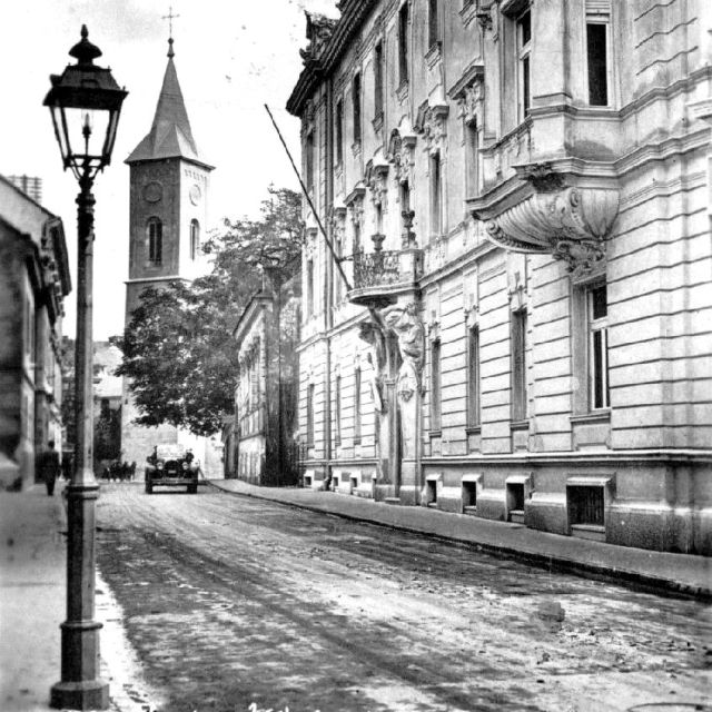 1930 Kardoss Kálmán utca végén jobbra Ciszterci gimnázium kerítése 3 (Zsabokorszky).jpg