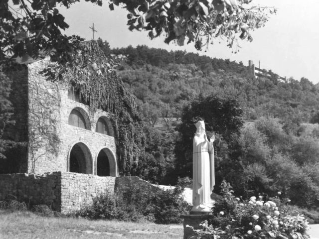 1964 Pálosok temploma szoborral.jpg
