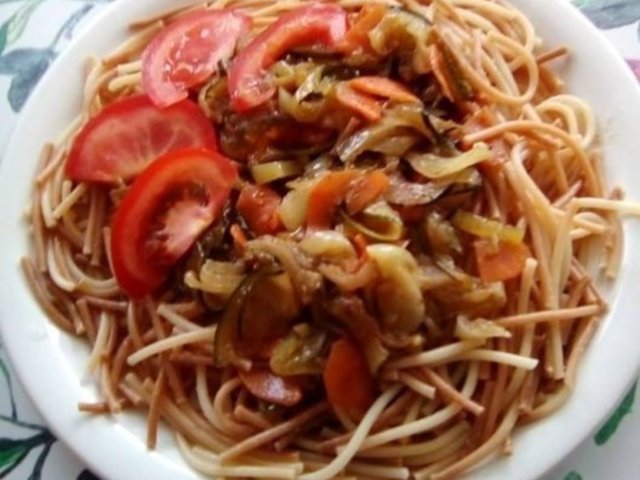 Pirított spagetti, sült cukkinis zöldséggel