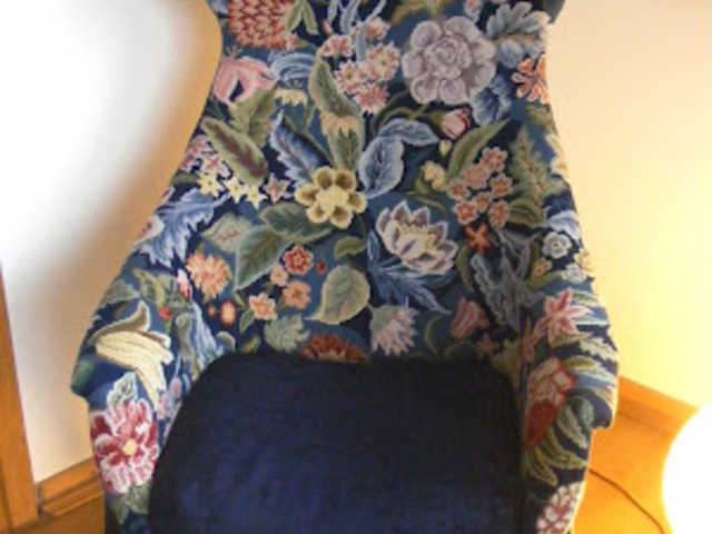 A gobelinnel díszített fotel felavatása