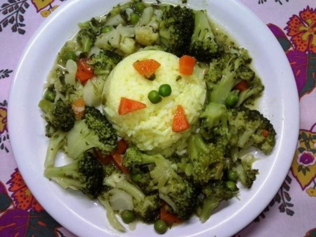 Brokkolis zöldségragú currys rizzsel