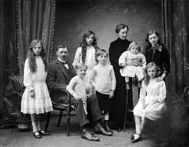 family_portrait_1913_wikimedia_commons.jpg