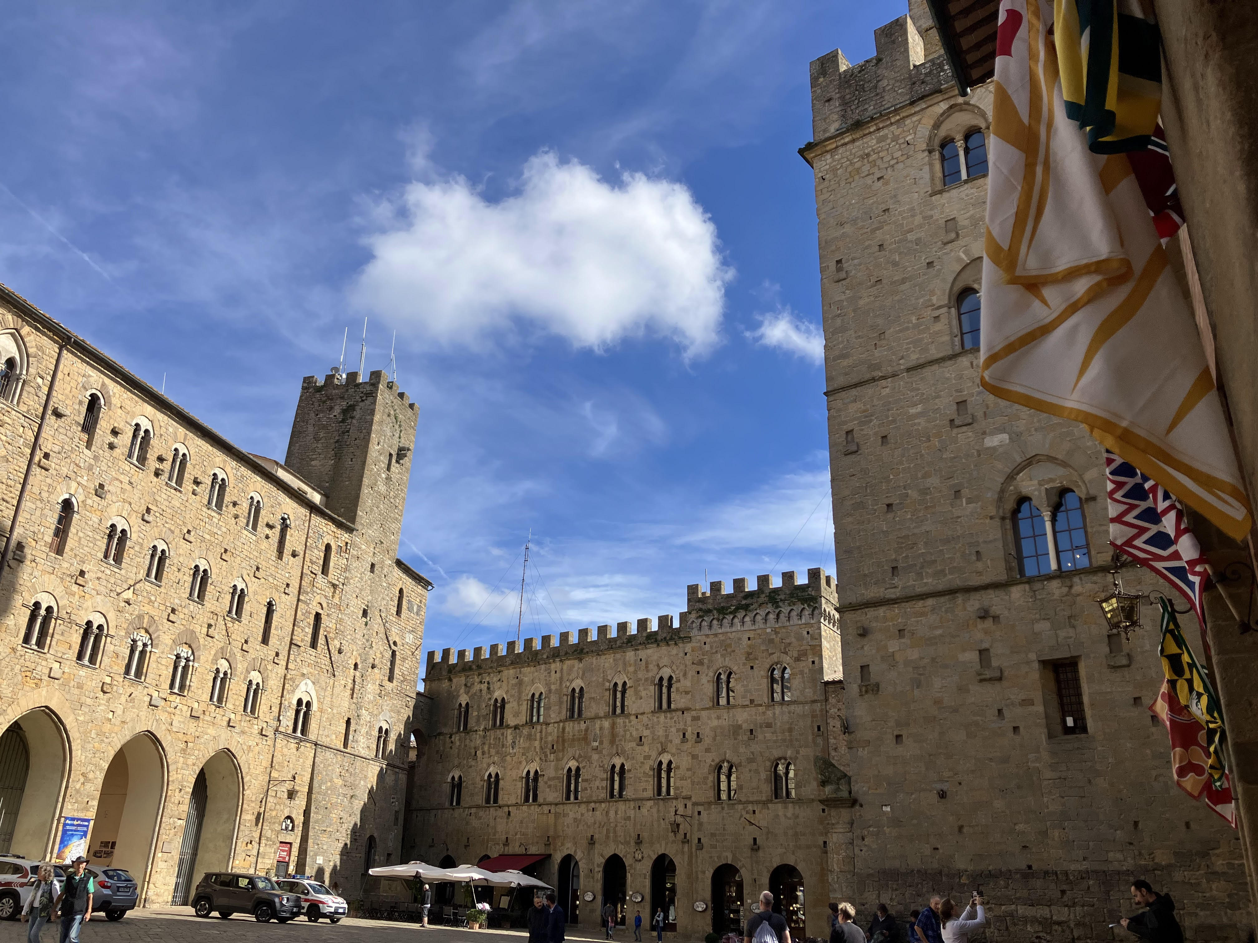 volterra_piazza_dei_priori.jpg