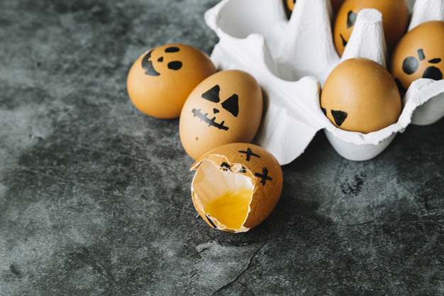 painted-eggs-with-faces-halloween-style_23-2147895101.jpg