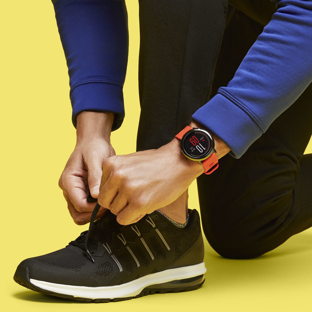 amazfit_pace_tying_shoes_detail.jpg