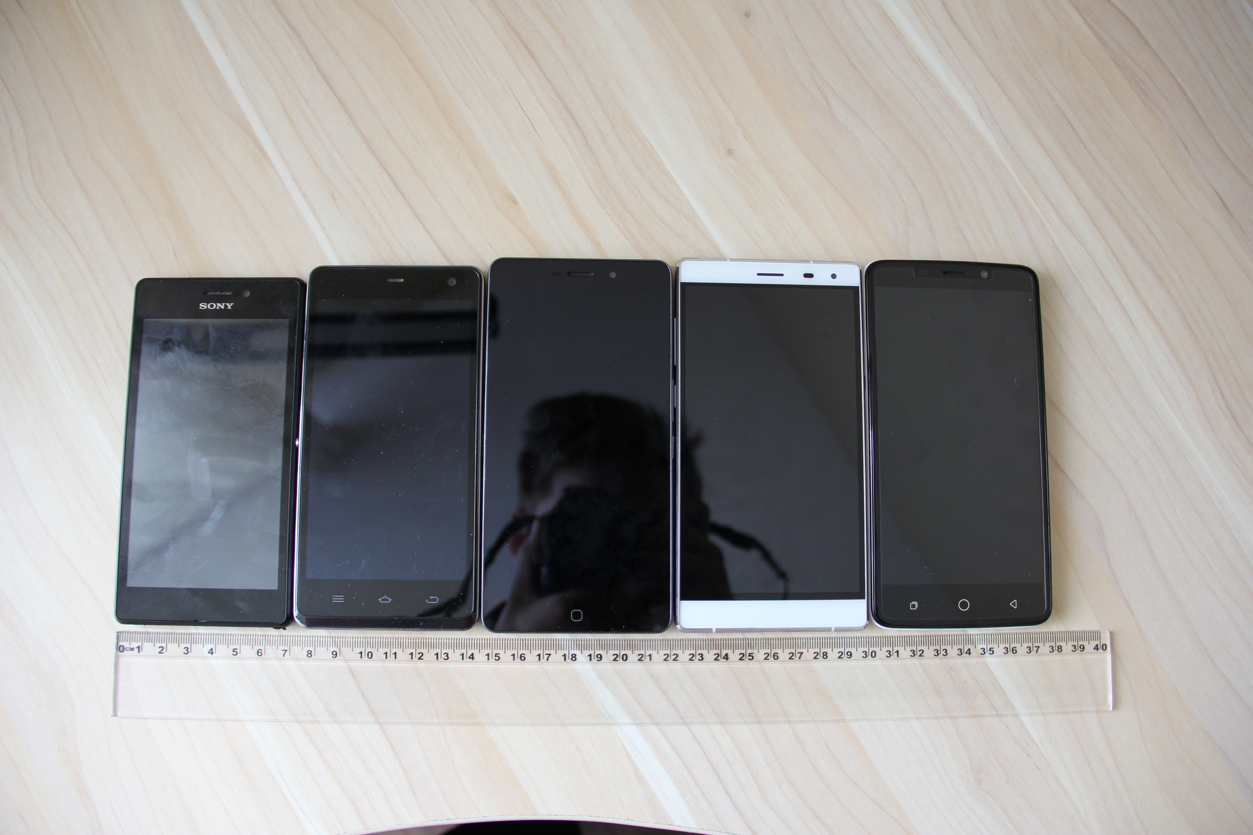Balról jobbra: Sony M2 Aqua, THL 5000, Elephone P9000 Lite, THL T7, Ulefone Vienna