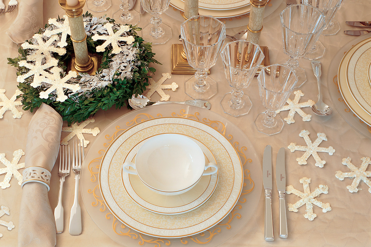 Az arany, fehér és ezüst részletek a tél és az ünnep csillogását adják vissza.