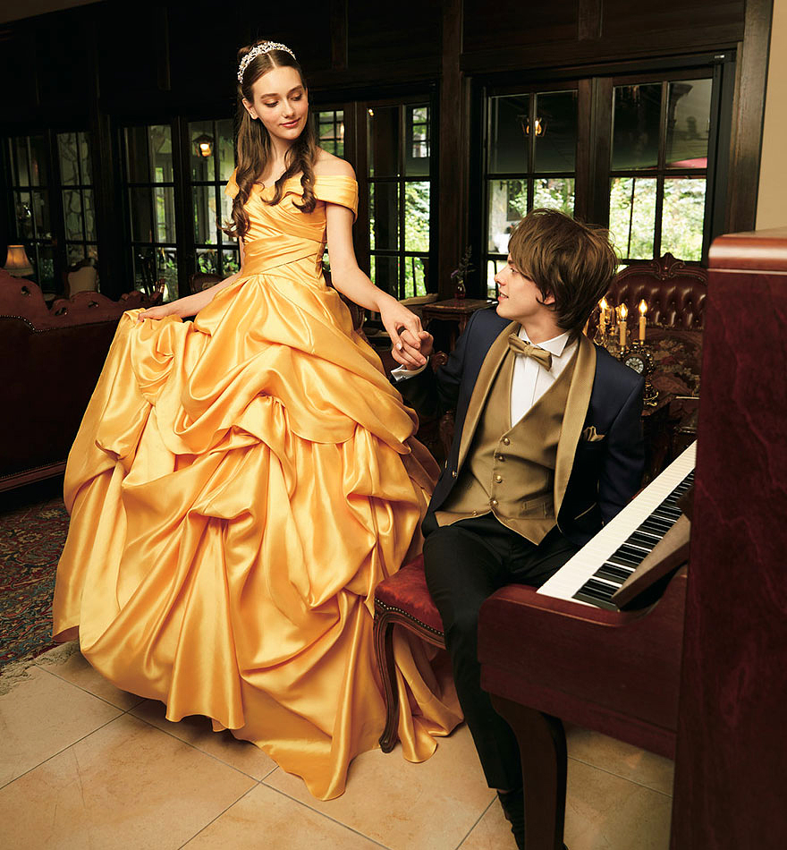 Belle sárga báli ruhája két verzióban is elérhető lesz, sajnos csak Japánban.