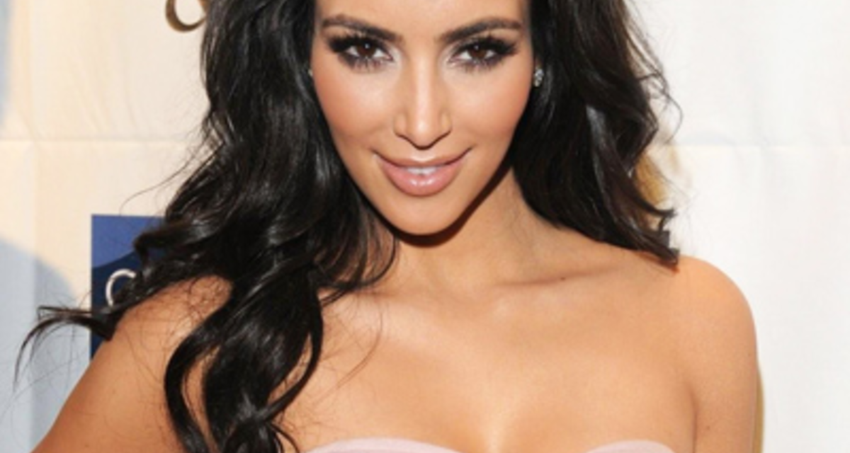Gyönyörűen hullámzó loknik - Kim Kardashian frizurája