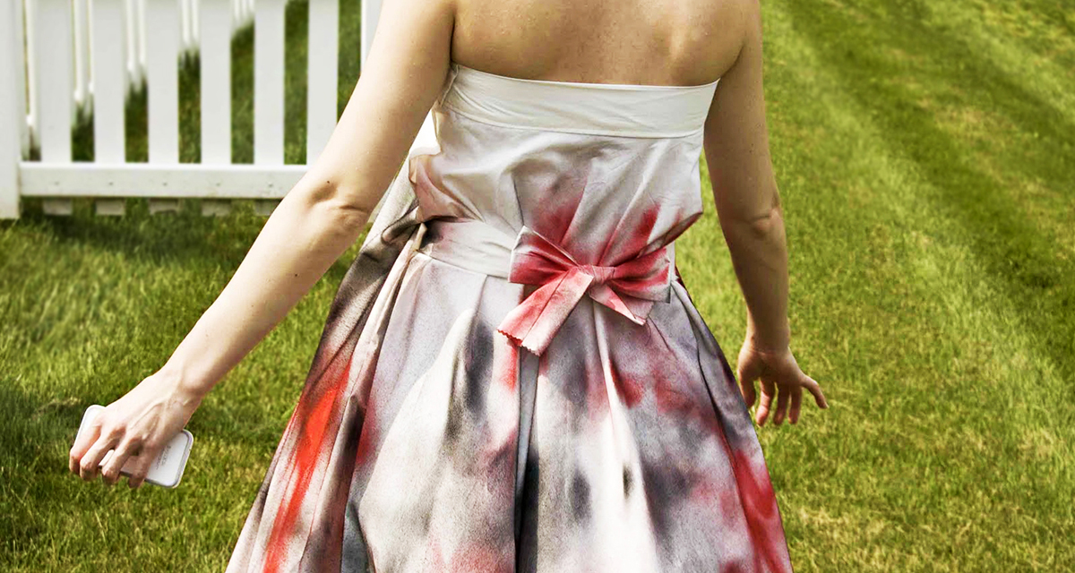 Színes festéket fújt az esküvői ruhára: hihetetlenül gyönyörű lett