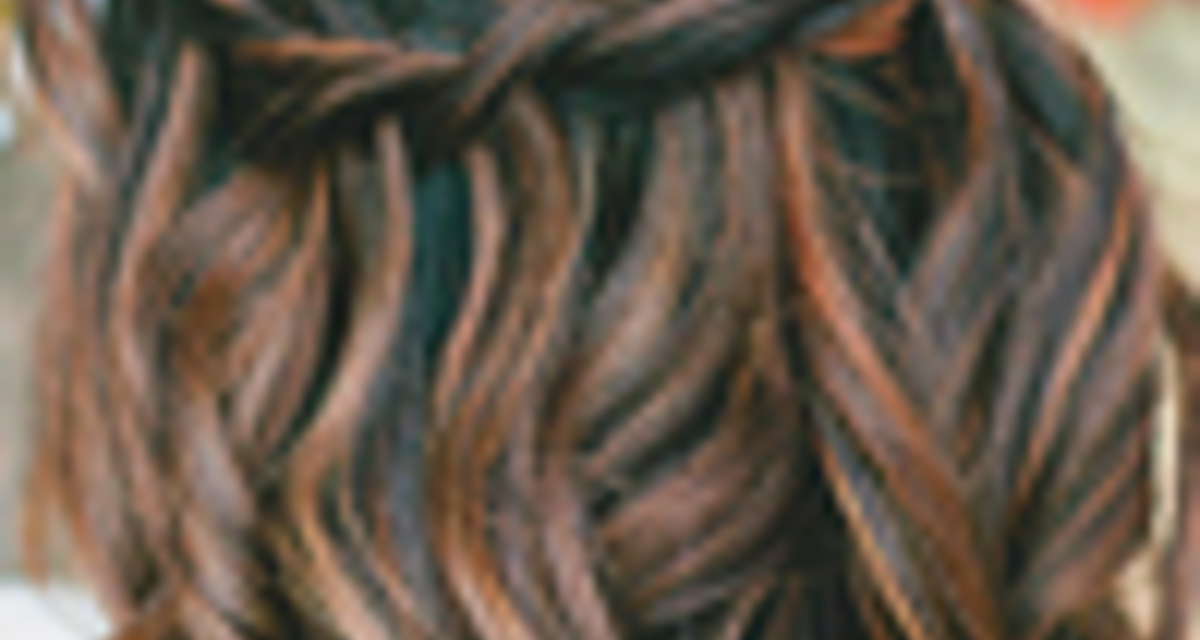 Romantikus frizura: hullámok és koszorúfonat - Videóval
