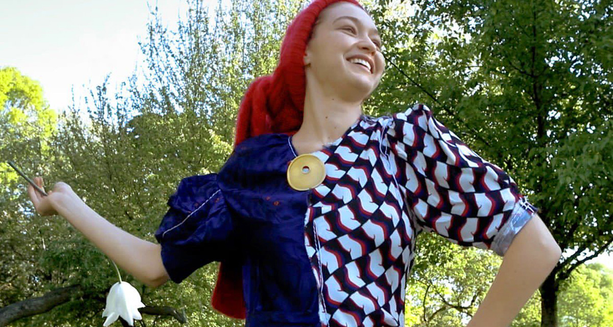 Gigi Hadid a ruhán hordja a melltartót: ezek az ősz legidétlenebb divatfotói