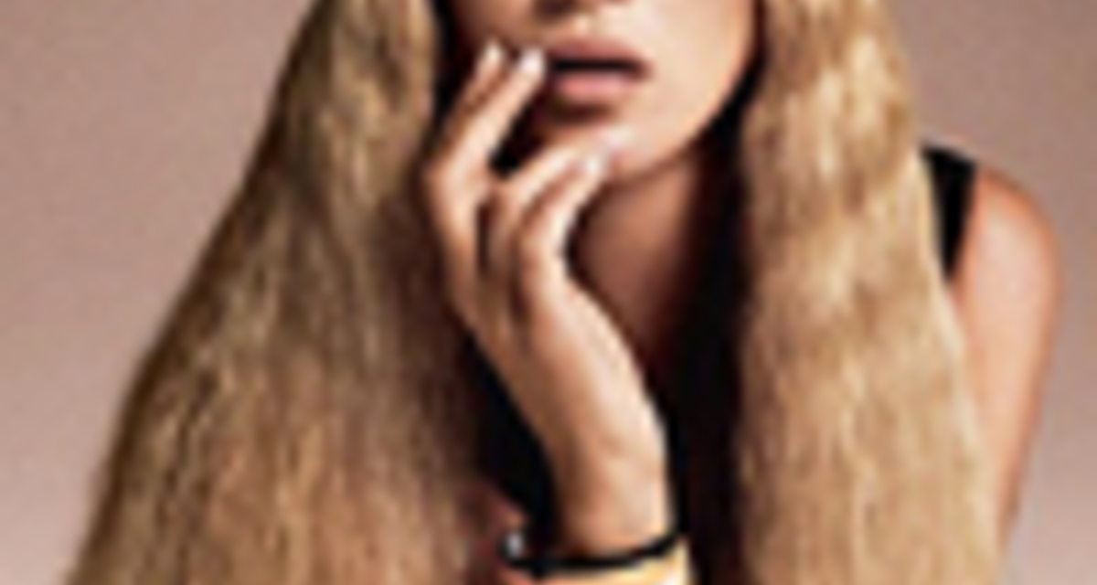 20 éves nőt retusáltak az öregedő modellből - Kate Moss-ra nem lehet ráismerni