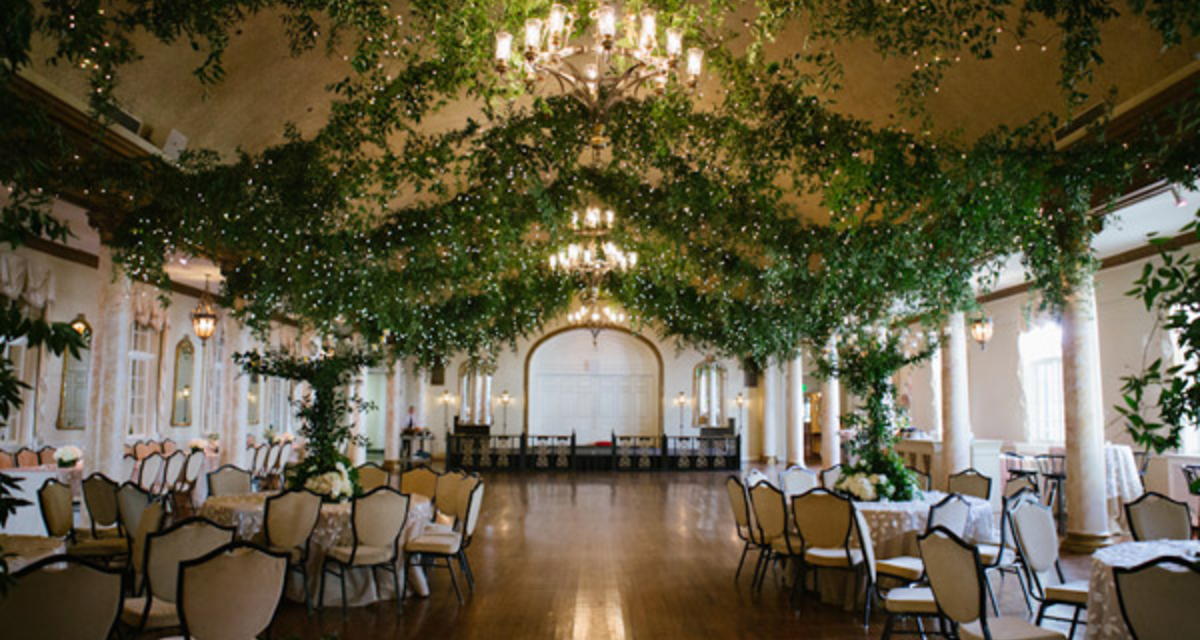 Így lehet kerti esküvőd egy teremben - 4 ötlet, ami odavarázsolja a természetet