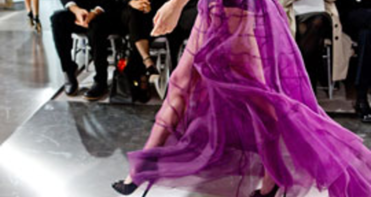 Áttetsző anyagok, nőies vonalak a Dior bemutatón - Eláll a lélegzeted