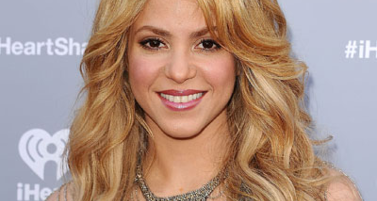 Shakira égővörös hajjal is nagyon dögös - Brad Pitt már kevésbé