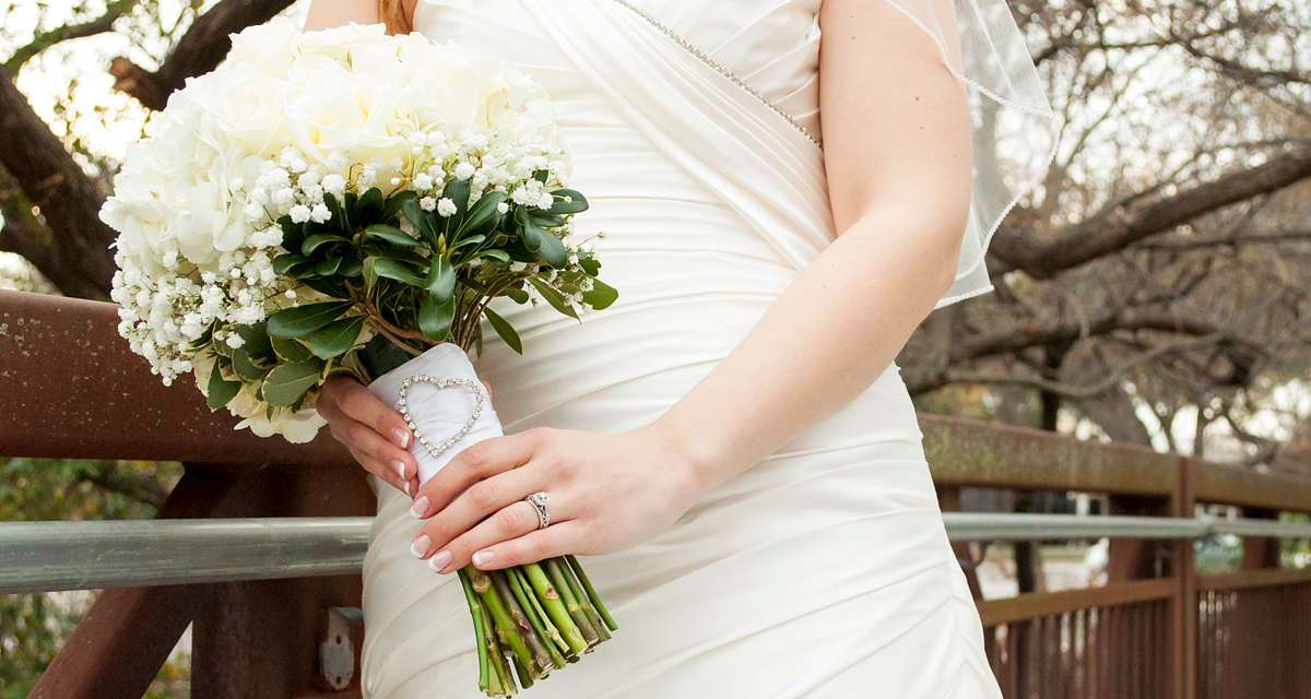 Így tűnhetsz karcsúbbnak az esküvői ruhában: alakformáló fazonok testalkat szerint