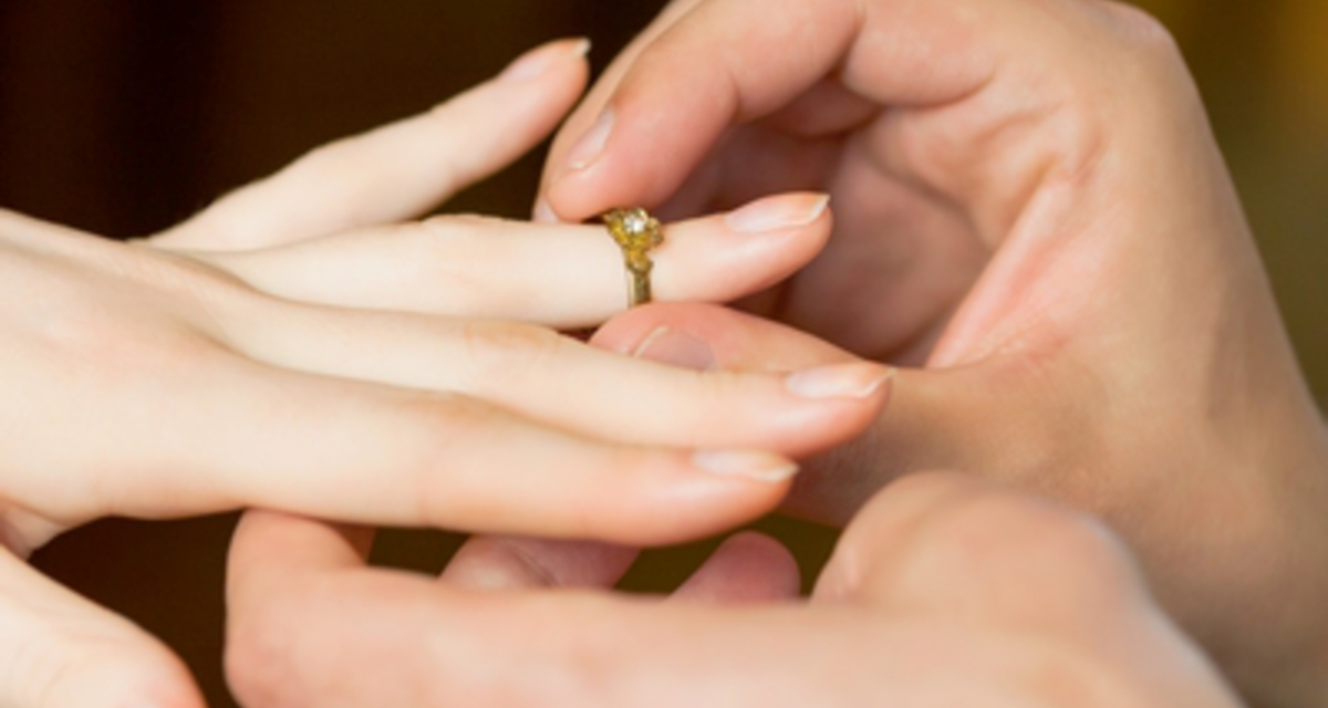 Hogyan hordd az eljegyzési gyűrűt az esküvő után? - Sok menyasszony nem tudja
