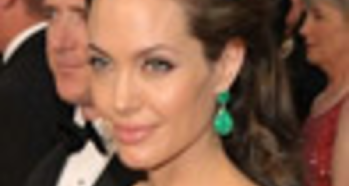 Képeken Angelina Jolie első ékszerkollekciója - Gyönyörű, drágaköves darabok
