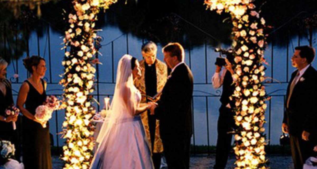 Hangulatos fények az esküvőn: a legszebb esti dekorációk
