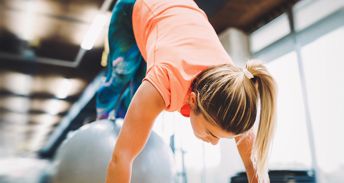 1 hét alatt lapos hasat és feszes popsit varázsol az 5 perces, fitneszlabdás edzés