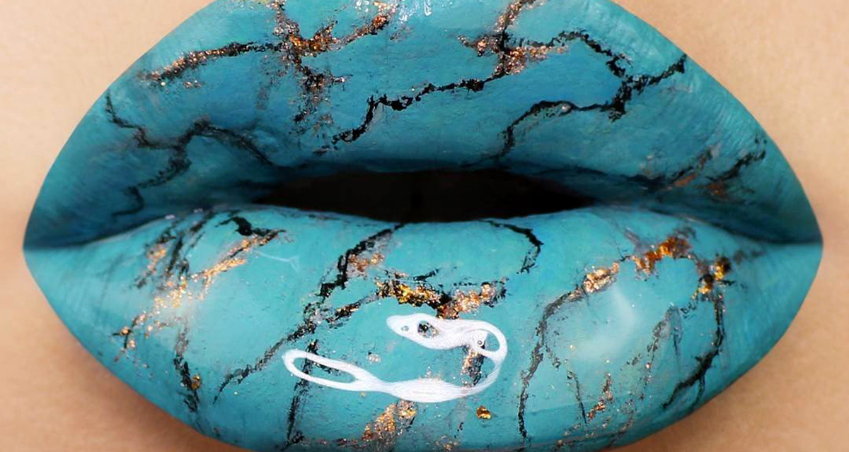 Márványosra rúzsozott ajkak: az év legkülönlegesebb sminktrendje