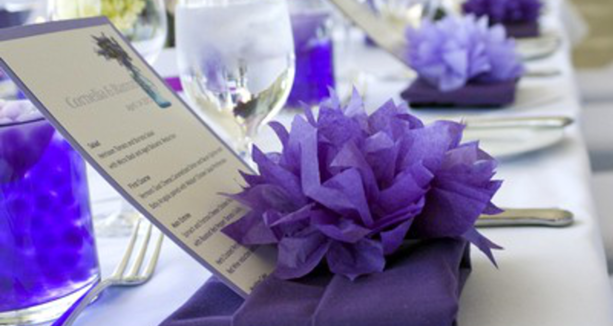 Meseszép lila dekorációk az esküvőre - Ihletadó képekkel