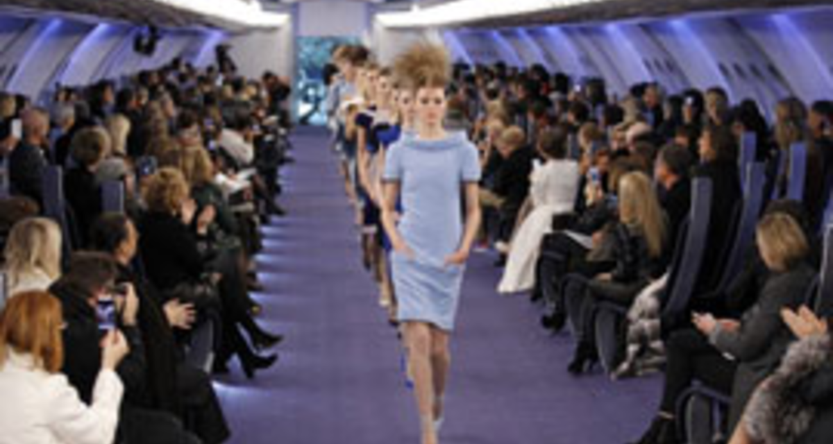 Képek a Chanel Couture bemutatójáról: a kék száz színe