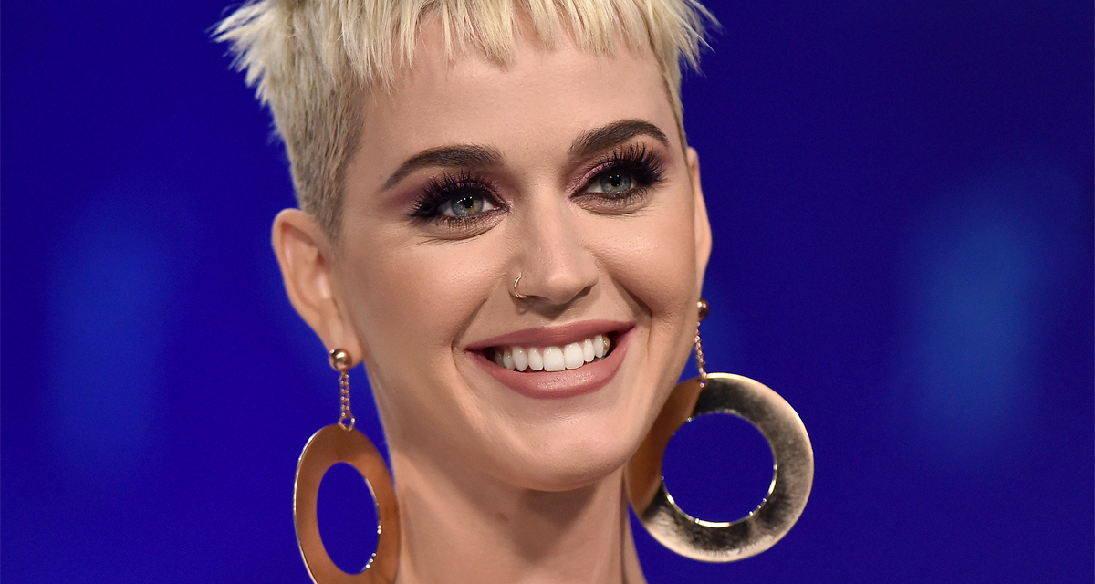 Pár centis szőkéből derékig érő feketére váltott Katy Perry: megint átalakult