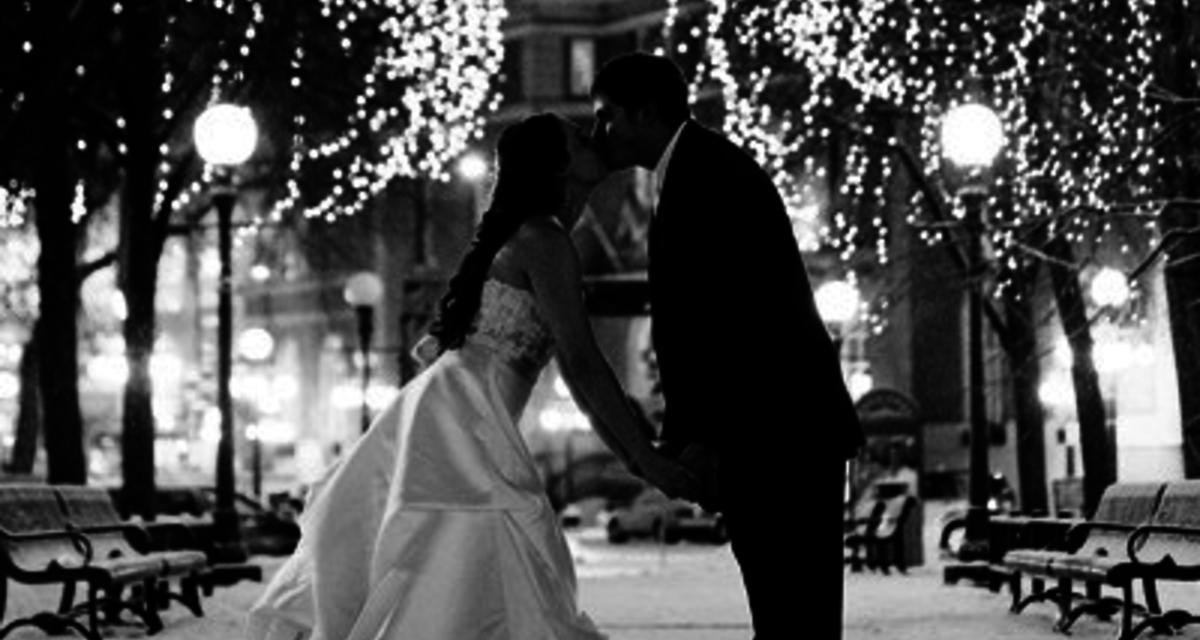 Romantikus esküvői fotók sötét téli napokon - A legjobb ötletek