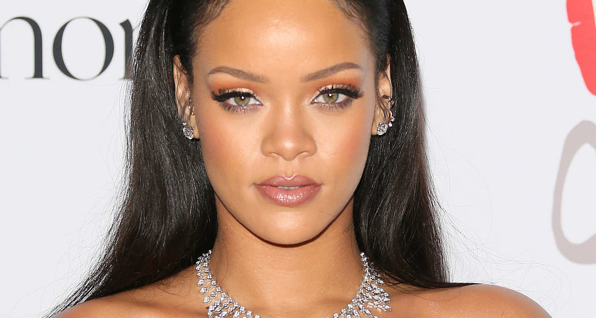 Így néz ki reggel Rihanna: megmutatja, hogy szokott sminkelni