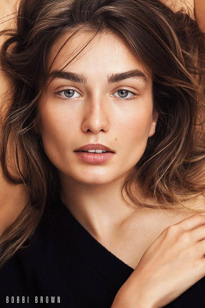 A kampányfotókon a szépséges Andreea Diaconu mutatja be, milyen a ‘no makeup‘ smink.