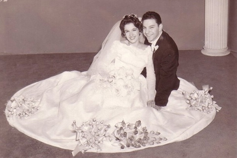 ‘A nagyszüleim 1960-ban házasodtak össze Brooklynban. Nagymama 18 éves volt, nagypapa 22. Jövő hónapban ünneplik az évfordulójukat - ez a fotó mindig lenyűgöz.‘
