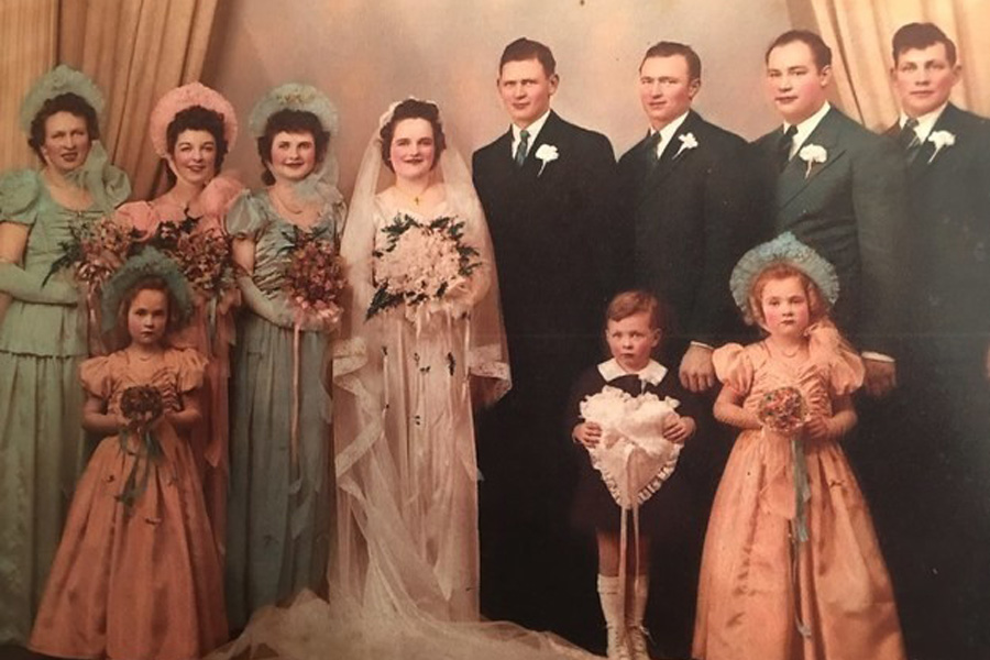 ‘A fotó az anyai nagyszüleim esküvőjén készült 1944-ben. A nagymamám ikerhúga volt a tanúja, a szintén ikerpár unokahúgaik pedig a koszorúslányok. A képen nincs rajta a család harmadik ikerpárja, a dédnagyapám és a bátyja. Bizony, ikrek három generáción át!‘