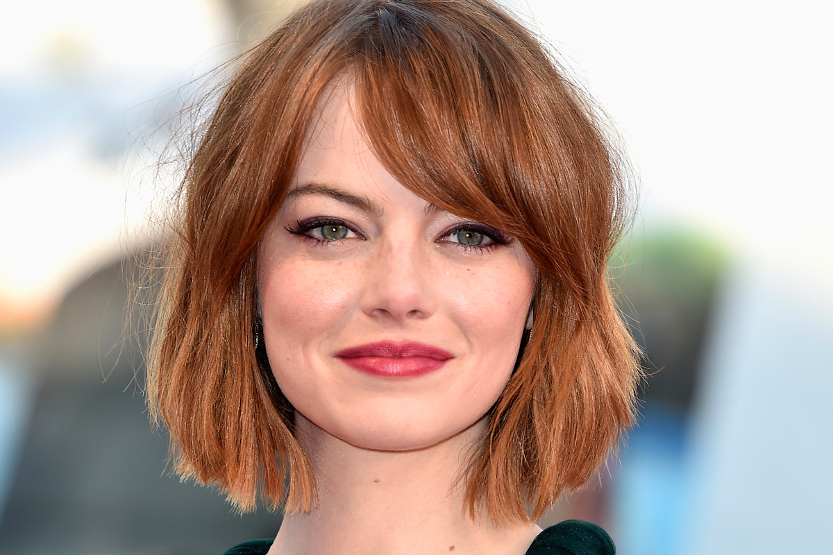 Emma Stone félhosszú frizurája pont olyan, amilyet a fodrászok javasolnak kerek arcformához.