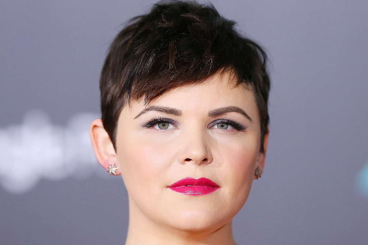 Ginnifer Goodwin nagyon merész volt, amikor rövidre vágatta a haját, hiszen elvileg a nagyon kurta frizurák nem állnak jól a kerek arcúaknak. Ő rácáfolt erre, vagyis inkább a fodrásza, hiszen ez a pixie-fazon az oldalra fésült frufruval cseppet sem szélesíti az arcát, pont ellenkezőleg.