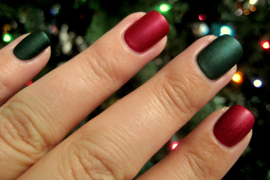 A piros és a zöld klasszikus karácsonyi színkombináció. Tökéletes ünnepi manikűrt alkotnak együtt akkor is, ha felváltva használod őket a körmeiden, akár minta nélkül is. Matt változatban is gyönyörű.