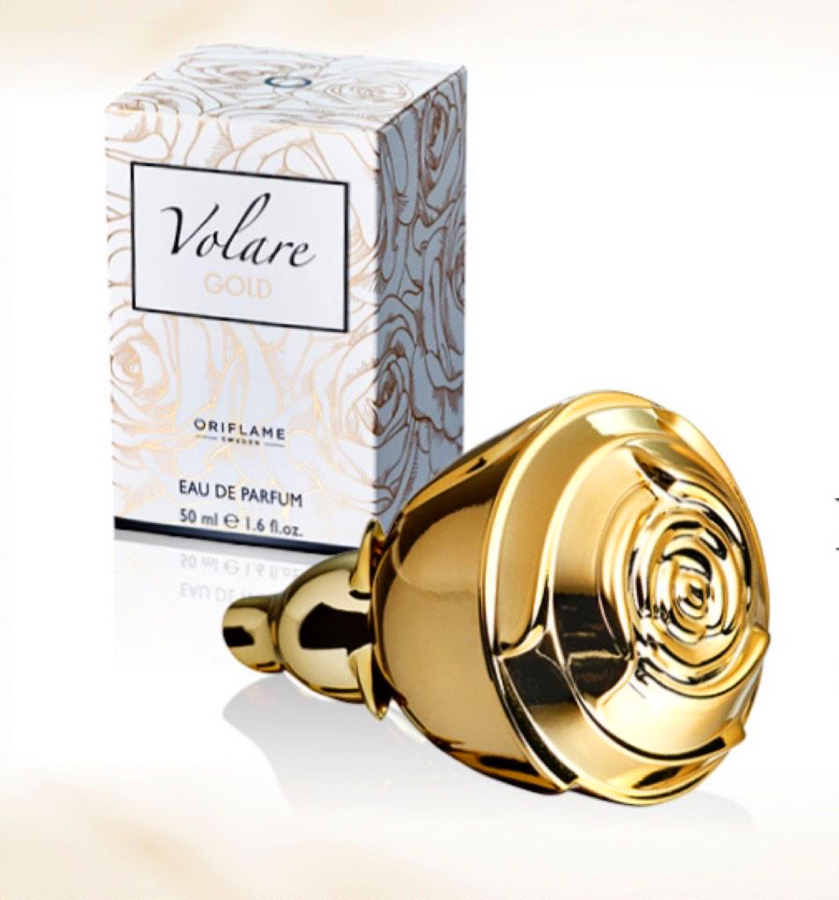 Az Oriflame csodálatos Volare Gold parfümje a szerelem feledhetetlen pillanatait élteti. Egy érzékien ragyogó, virágos-rózsás, igazi ínyenceknek való esszencia. A szívjegyben a nőies, mélypiros levelű Grand Amour rózsa tündököl, átadva helyét a bársonyos barack édes aromájának és a sós karamella luxusillatának. Az örök szerelem varázslatos illata. 50 ml ára: 7999 forint.
