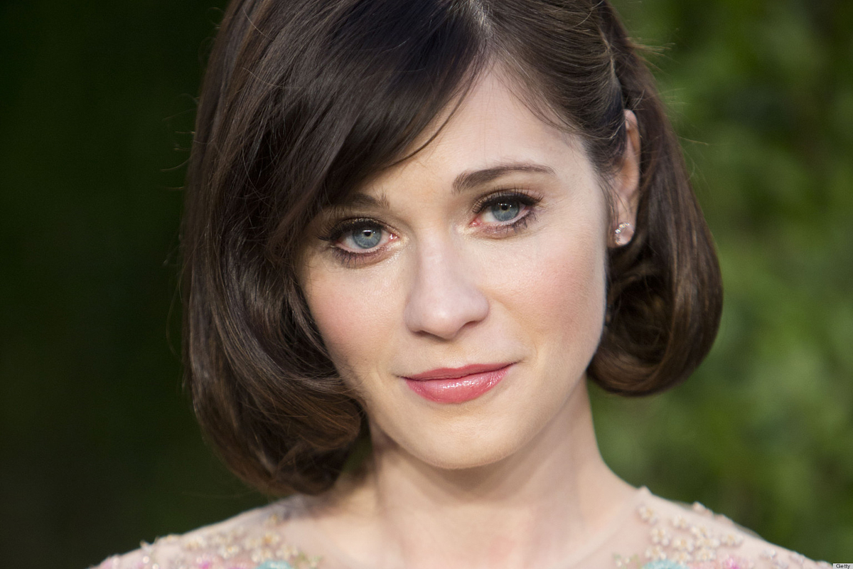 Zooey Deschanel hatvanas éveket idéző loknis, frufrus hosszú haja már szinte beleégett a szemünkbe. Nagyon jól állt neki, de régóta nem változtatott. Most azonban, őt is beszippantotta a bubifrizura mánia, és levágatta hosszú tincseit.