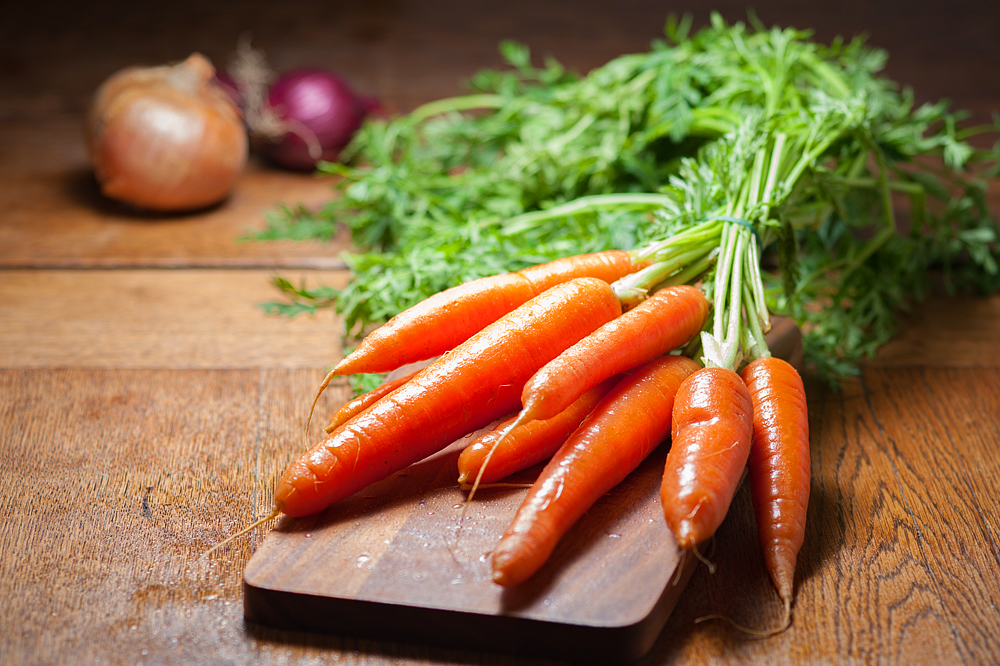 A sárgarépa jelentős vitaminforrás, és a bőrünk egészségét is támogatja. Rendszeres fogyasztása segít a bőr víztartalmának megőrzésében, illetve a sárgarépa nagyon jól kontrollálja a faggyú- és verejtékmirigyek működését.