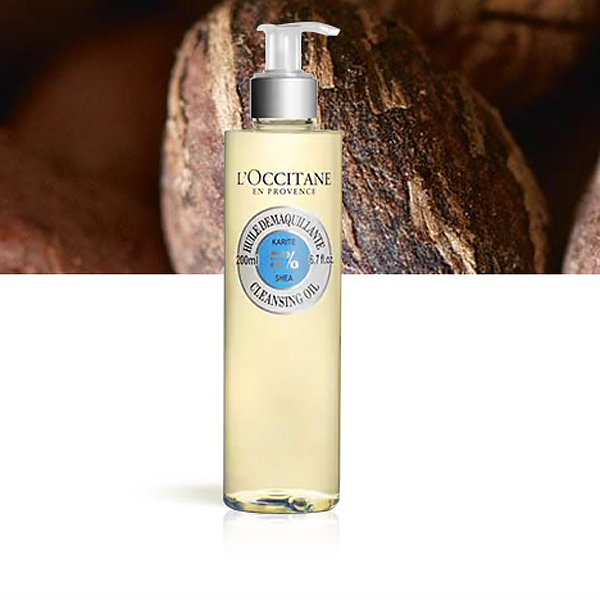 A <a href=‘https://hu.loccitane.com/shea-vajas-arctisztito-olaj,16,2,14508,674031.htm‘ target=‘_blank‘>L‘Occitane</a> selymes textúrájú, shea vajas arctisztító olaja hatékonyan, egyetlen lépésben képes eltávolítani a szennyeződéseket, még a vízálló sminket is. Vízzel alkalmazva lágy emulziót képez, és megőrzi a bőr természetes hidratáltságát. Az ára: 5950 forint.