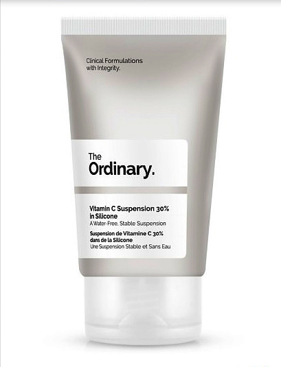 A The Ordinary szuszpenziója iszonyat sok, 30% tiszta C-vitamin, vízmentes, szilikonos formulája selymesen oszlik el a bőrön. Hatékony segítséget nyújt az öregedő, fénytelen, fáradt bőrnek, és nem tartalmaz illat-, valamint színezőanyagokat. Az ára: 2490 forint. Megrendelhető: skinsmart.hu. 